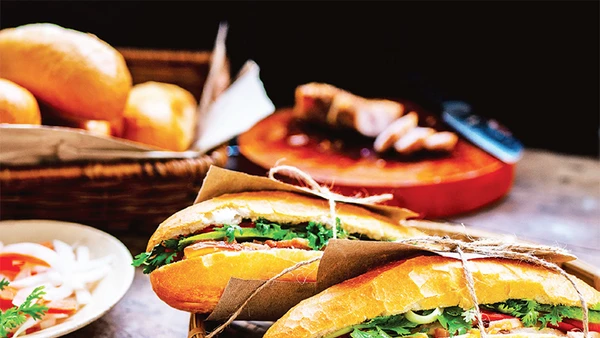 Bánh mì kẹp thịt là món ăn đường phố hấp dẫn thực khách hàng đầu thế giới. 