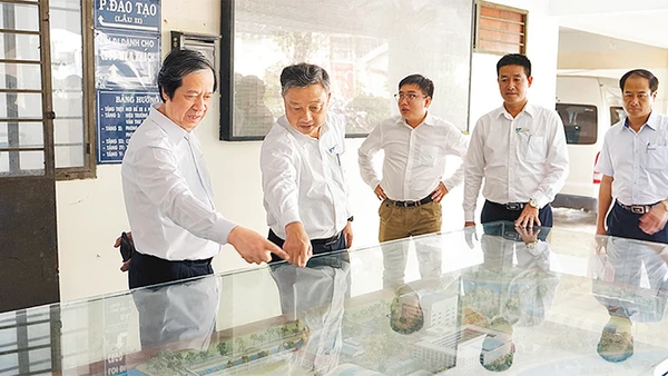 Bộ trưởng Giáo dục và Đào tạo Nguyễn Kim Sơn tham quan mô hình Dự án đầu tư xây dựng cơ sở UPES tại xã Nhơn Đức, huyện Nhà Bè, TP Hồ Chí Minh.