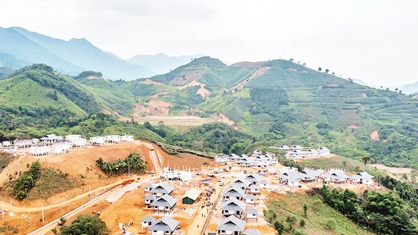 Khu tái định cư thôn Làng Nủ, xã Phúc Khánh, huyện Bảo Yên (tỉnh Lào Cai) đang trên đà hoàn thiện, góp phần sớm ổn định đời sống người dân sau thiên tai. Ảnh: THÀNH ĐẠT
