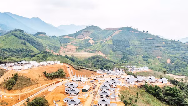 Khu tái định cư thôn Làng Nủ, xã Phúc Khánh, huyện Bảo Yên (tỉnh Lào Cai) đang trên đà hoàn thiện, góp phần sớm ổn định đời sống người dân sau thiên tai. Ảnh: THÀNH ĐẠT