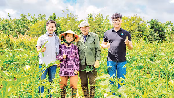 Để HUB hoạt động hiệu quả, thật sự giải quyết được các vấn đề của nhà nông, Nguyễn Thiên Lý (áo đen) thường xuyên có các chuyến đi thực địa. (Ảnh: NVCC) 