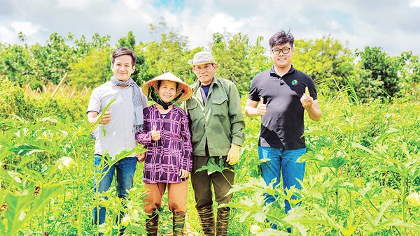 Để HUB hoạt động hiệu quả, thật sự giải quyết được các vấn đề của nhà nông, Nguyễn Thiên Lý (áo đen) thường xuyên có các chuyến đi thực địa. (Ảnh: NVCC) 