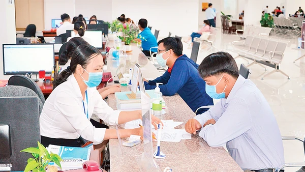 Trung tâm hành chính công tỉnh Tiền Giang góp phần giải quyết nhanh thủ tục cho các tổ chức, cá nhân.