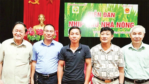 Anh Bùi Văn Thuyết (người thứ ba từ trái sang) tham gia diễn đàn "Nhịp cầu nhà nông".