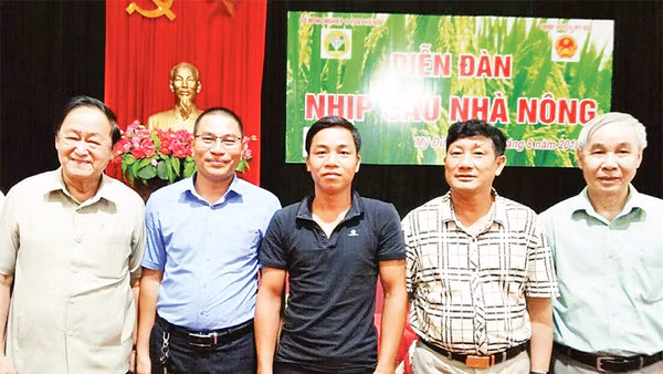 Anh Bùi Văn Thuyết (người thứ ba từ trái sang) tham gia diễn đàn "Nhịp cầu nhà nông".