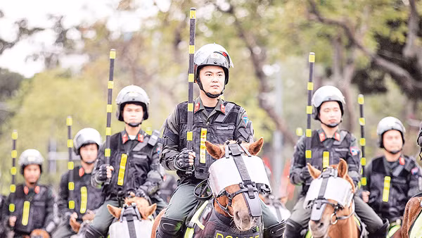 Màn trình diễn kỵ binh thu hút sự chú ý của người dân, khách du lịch. 