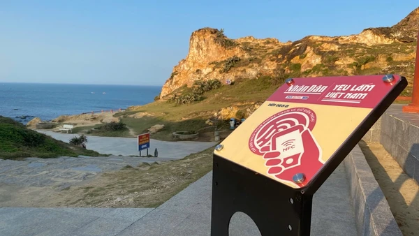 Bảng NFC được lắp đặt tại thắng cảnh Eo Gió.