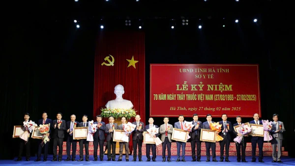 Các đồng chí lãnh đạo tỉnh Hà Tĩnh trao tặng danh hiệu Thầy thuốc Ưu tú cho 9 bác sĩ đang công tác trên địa bàn.