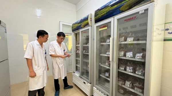 Kho máu dự trữ tại Bệnh viện đa khoa Hà Tĩnh phục vụ công tác cấp cứu, điều trị bệnh nhân cho các cơ sở y tế trên địa bàn.