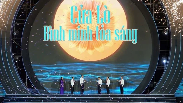 Lãnh đạo tỉnh Nghệ An kích hoạt biểu tượng khai mạc Lễ hội Du lịch Cửa Lò năm 2025.