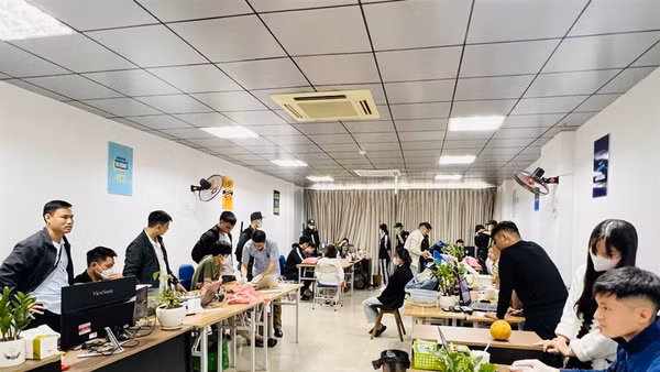 Lực lượng chức năng tỉnh Bắc Giang khám xét nơi làm việc của nhóm đối tượng giả danh bác sĩ lừa bán thực phẩm chức năng.