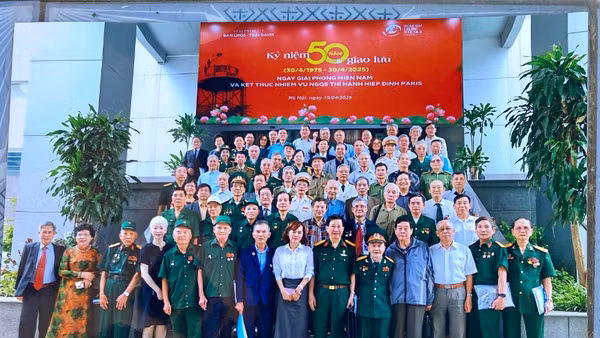 Các cựu chiến binh Ban liên hợp Quân sự - Trại Davis tham gia buổi giao lưu.