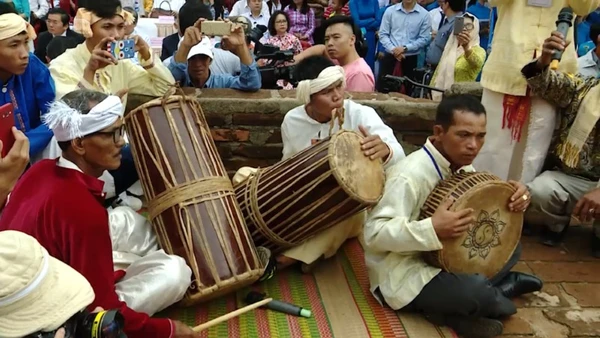 Biểu diễn trống paranưng trong một sự kiện văn hóa của đồng bào Chăm (Ảnh NX)