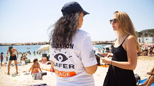 Tình nguyện viên luôn có mặt kịp thời hỗ trợ giải đáp các thắc mắc. Ảnh: MADE IN MARSEILLE