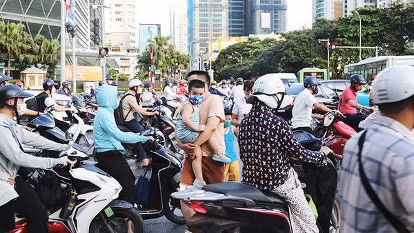 Giao thông hỗn loạn trên tuyến Lê Văn Lương - Tố Hữu. 