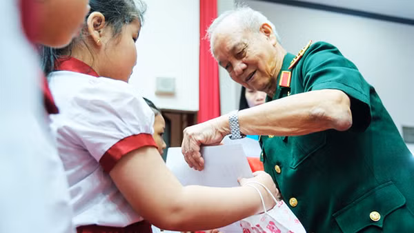 Đại tướng Phạm Văn Trà trao học bổng cho học sinh thành phố Cần Thơ.