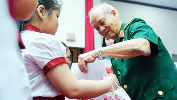 Đại tướng Phạm Văn Trà trao học bổng cho học sinh thành phố Cần Thơ.