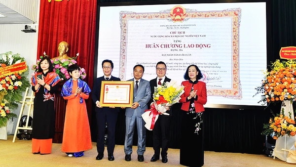 Đồng chí Trương Thị Mai, Ủy viên Bộ Chính trị, Thường trực Ban Bí thư, Trưởng Ban Tổ chức Trung ương Đảng thay mặt lãnh đạo Đảng, Nhà nước trao Huân chương Lao động hạng Ba cho ban Nhân Dân cuối tuần.