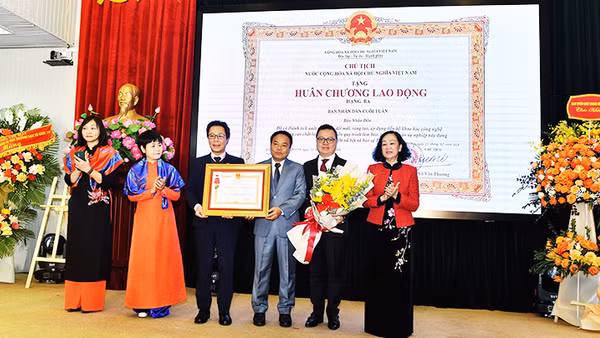 Đồng chí Trương Thị Mai, Ủy viên Bộ Chính trị, Thường trực Ban Bí thư, Trưởng Ban Tổ chức Trung ương Đảng thay mặt lãnh đạo Đảng, Nhà nước trao Huân chương Lao động hạng Ba cho ban Nhân Dân cuối tuần.