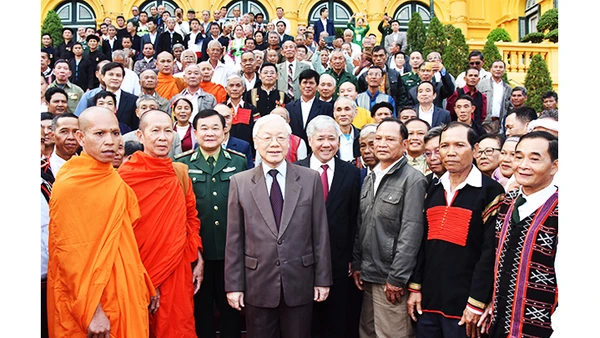 Tổng Bí thư, Chủ tịch nước Nguyễn Phú Trọng tiếp các già làng, trưởng bản, trưởng dòng họ, người có uy tín tiêu biểu trong đồng bào dân tộc thiểu số khu vực biên giới về dự Chương trình “Điểm tựa của bản làng” lần thứ nhất năm 2018. Ảnh: DUY LINH