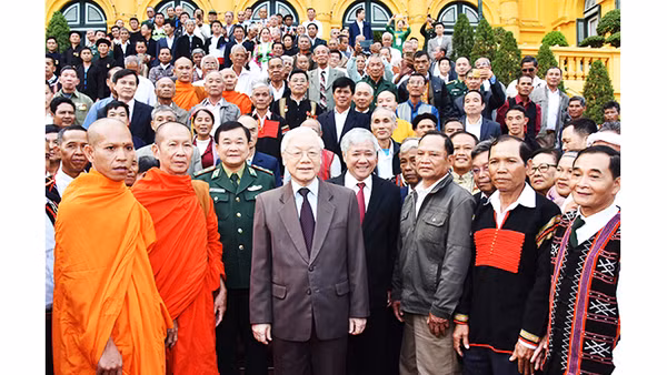 Tổng Bí thư, Chủ tịch nước Nguyễn Phú Trọng tiếp các già làng, trưởng bản, trưởng dòng họ, người có uy tín tiêu biểu trong đồng bào dân tộc thiểu số khu vực biên giới về dự Chương trình “Điểm tựa của bản làng” lần thứ nhất năm 2018. Ảnh: DUY LINH