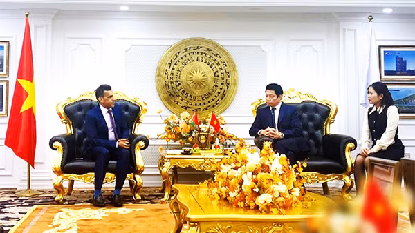 Lãnh đạo VPI và VOI trong một buổi làm việc tại trụ sở Công ty Văn Phú - Invest.