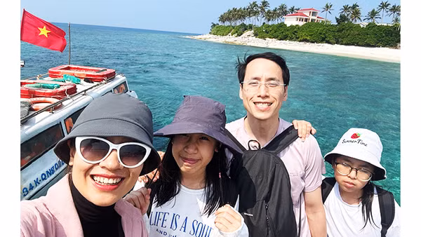 Nụ cười du khách đến thăm đảo Lý Sơn.