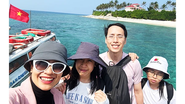 Nụ cười du khách đến thăm đảo Lý Sơn.