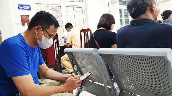 Khi tham gia đấu giá, điện thoại hoặc máy tính phải có wifi đường truyền tốt. Ảnh: SONG ANH