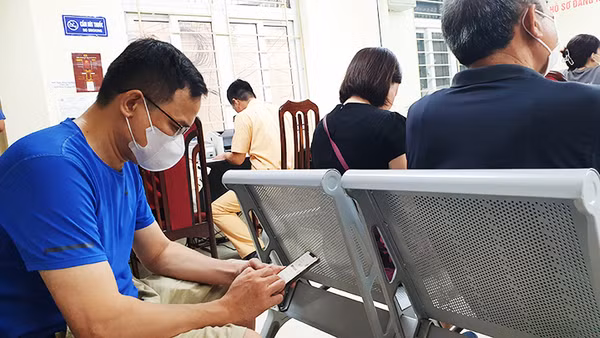 Khi tham gia đấu giá, điện thoại hoặc máy tính phải có wifi đường truyền tốt. Ảnh: SONG ANH