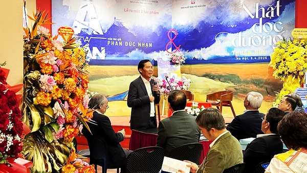 Nhà thơ, nhà báo Thuận Hữu chia sẻ tại lễ ra mắt sách của ông và người bạn - tác giả Phan Đức Nhạn. Ảnh: NXB HỘI NHÀ VĂN