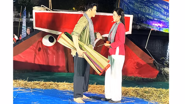 Hoạt cảnh “Tình anh bán chiếu” trong đêm lễ hội TP Ngã Bảy.