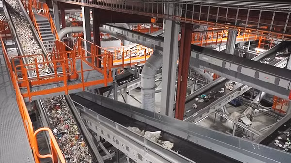 Bên trong một dây chuyền phân loại rác tự động. Ảnh: GETTY IMAGES