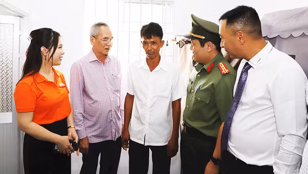Lãnh đạo Bộ Công an, lãnh đạo tỉnh Bạc Liêu cùng đại diện Tập đoàn T&T Group và Ngân hàng SHB thăm hỏi, trao nhà cho hộ gia đình anh Nguyễn Văn Bi.