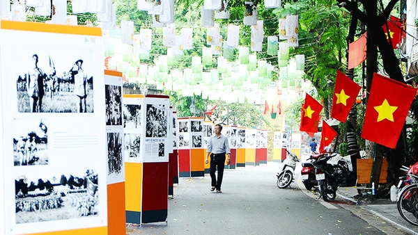 Tự hào về một dân tộc anh hùng. Ảnh: SONG ANH