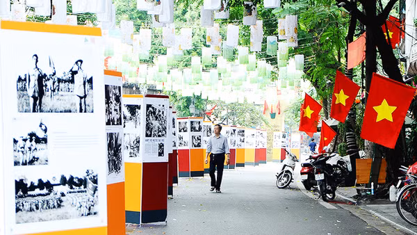 Tự hào về một dân tộc anh hùng. Ảnh: SONG ANH