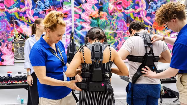 Khán giả đeo Haptic Suit tại buổi biểu diễn âm nhạc. Ảnh: RTE