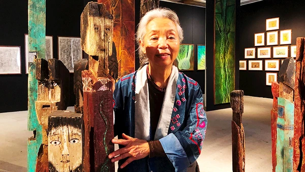 Họa sĩ Tô Bích Hải bên cụm tác phẩm sắp đặt “Totem”.