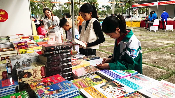 Sách giấy vẫn là phương tiện gần gũi, thân thuộc trong nhiều bối cảnh đời sống. Ảnh: Học sinh chọn sách trong một hoạt động tại Thư viện tỉnh Bắc Ninh. Ảnh: DƯƠNG XUÂN