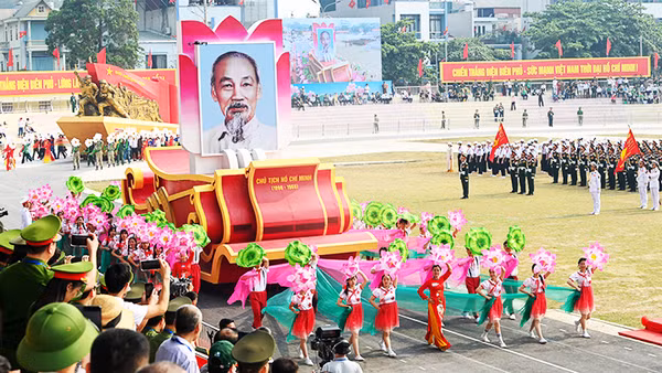 Rước ảnh Bác Hồ qua lễ đài trong buổi tổng duyệt Lễ kỷ niệm 70 năm Chiến thắng Điện Biên Phủ. Ảnh: DUY LINH