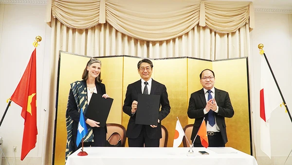 Các đại biểu tham gia Lễ ký kết thỏa thuận. Ảnh: ĐẠI SỨ QUÁN NHẬT BẢN