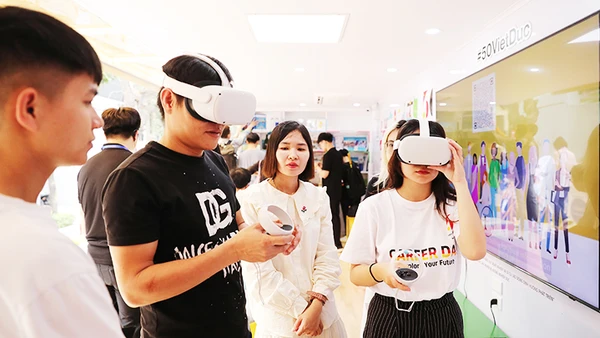 Tham quan trực tuyến các cơ sở đào tạo nghề tại Đức trong một ngày hội việc làm Việt Nam - Đức ở Việt Nam. Ảnh: LÊ MINH