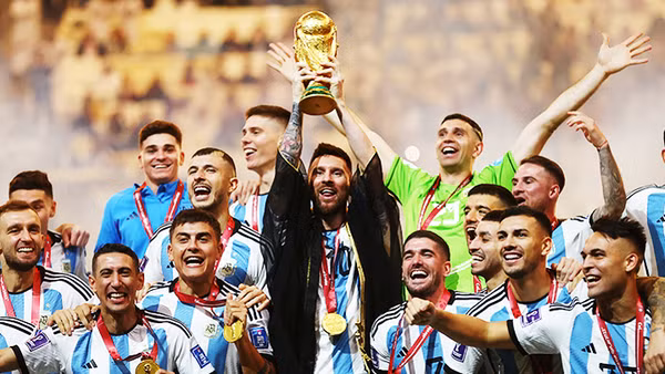 Messi cùng các đồng đội nâng cao chiếc cúp vô địch World Cup 2022. Nguồn: FIFA
