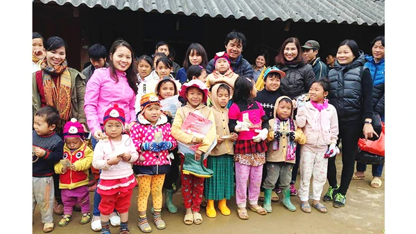 Họa sĩ Lê Tiến Vượng và các cộng sự trong một chuyến thiện nguyện. Ảnh: Nhân vật cung cấp