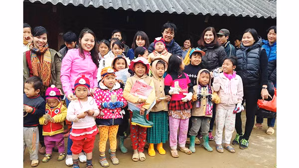 Họa sĩ Lê Tiến Vượng và các cộng sự trong một chuyến thiện nguyện. Ảnh: Nhân vật cung cấp