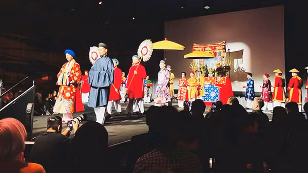 Trưng bày đồ cưới và dệt may truyền thống Việt Nam thế kỷ 18 tại “Tuần lễ Việt Nam”. Ảnh: Nhân vật cung cấp