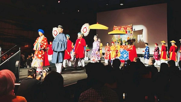 Trưng bày đồ cưới và dệt may truyền thống Việt Nam thế kỷ 18 tại “Tuần lễ Việt Nam”. Ảnh: Nhân vật cung cấp