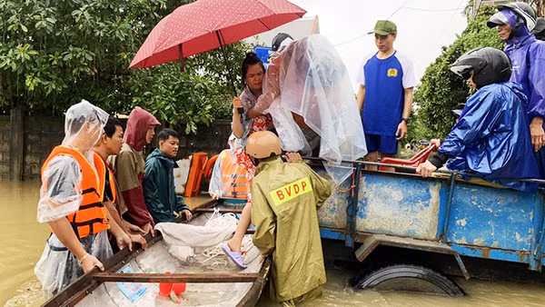 Lực lượng chức năng ở Huế nhanh chóng đến ứng cứu người dân sau khi nhận được tin báo.