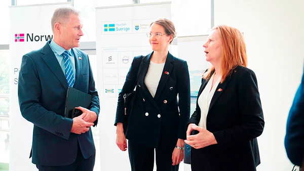 Các đại biểu trao đổi bên lề buổi tọa đàm. Ảnh: THANH TÂM