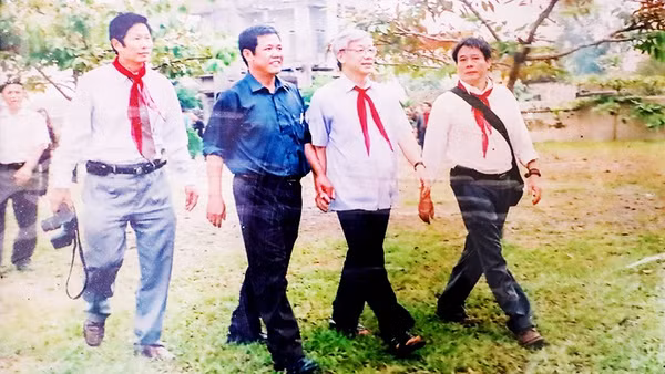 Tháng 11/2005, đồng chí Nguyễn Phú Trọng (khi đó là Ủy viên Bộ Chính trị, Bí thư Thành ủy Hà Nội) về thăm lại xã Vạn Thọ (Đại Từ), nơi đồng chí đã từng sinh sống, học tập trong những năm 1965 -1967. 